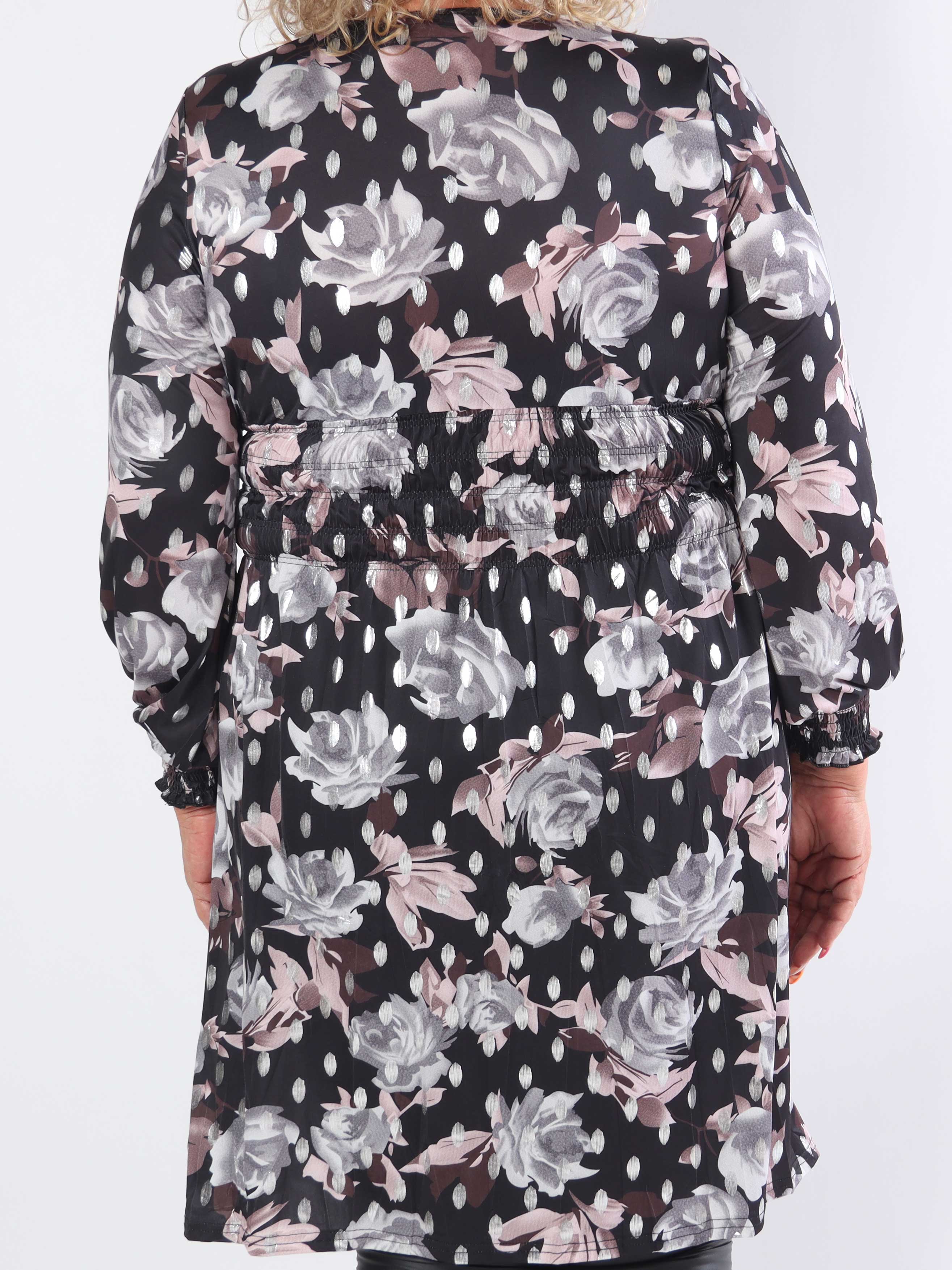 Pams Blossom Short L/S - Plus size-klänning i skrynkelfritt tyg med silverdetaljer
